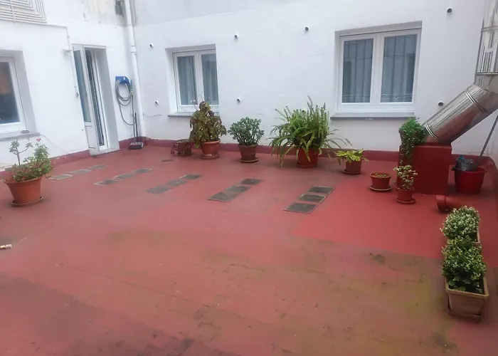 Una casa de campo en la ciudad, con patio -Parking gratis
